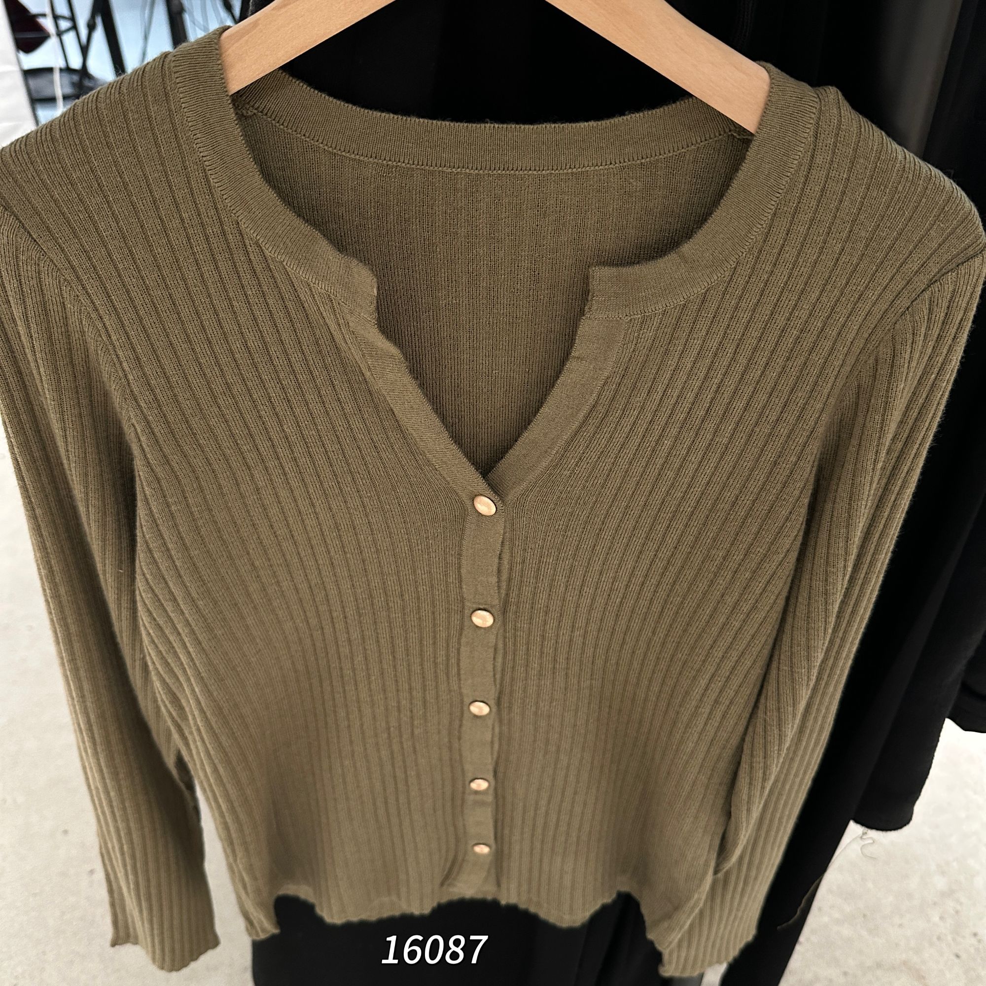 16087（部分无水洗唛，介意慎拍）WANGDAN新款剪刀领针织开衫