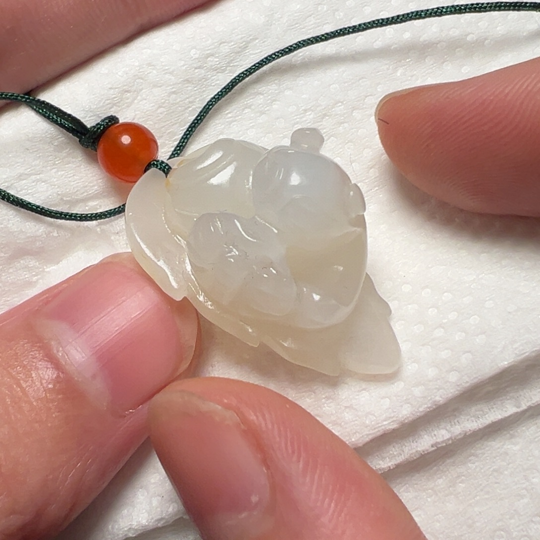 简***单和田玉未镶嵌颈饰