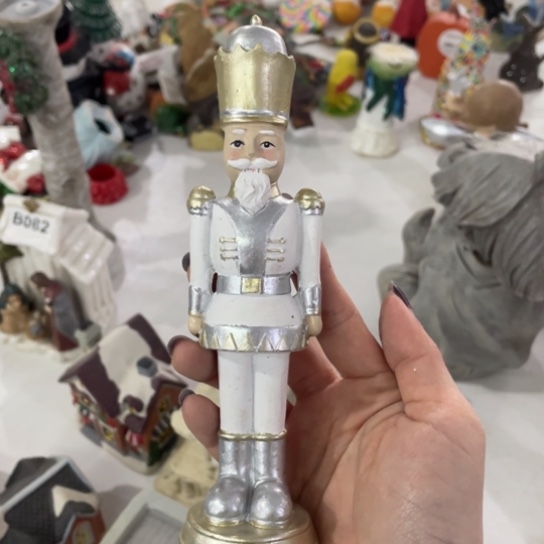 摆件               微瑕。