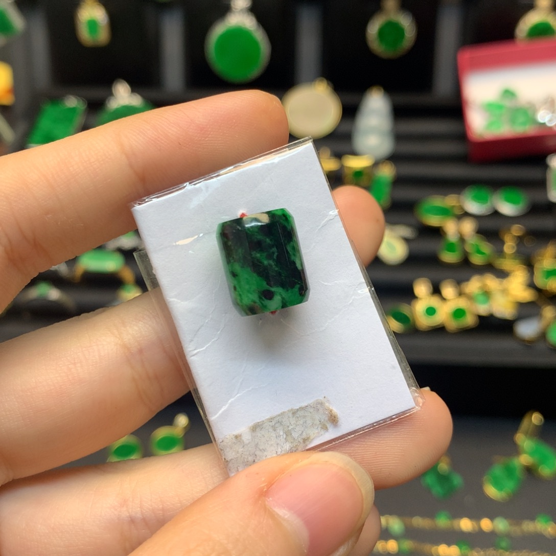 翡翠未镶嵌颈饰有纹裂