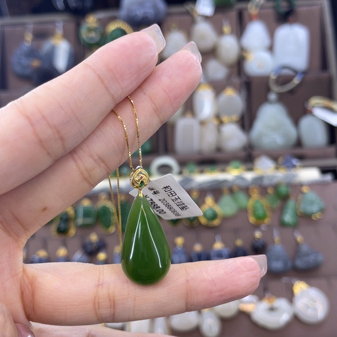 和田玉吊坠18K金镶嵌