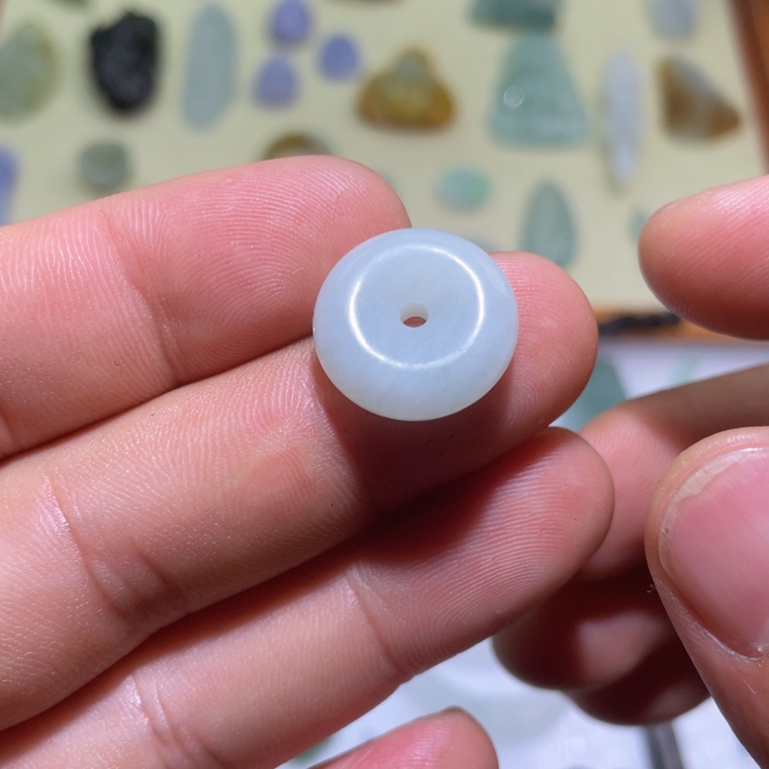 翡翠颈饰未镶嵌平安扣