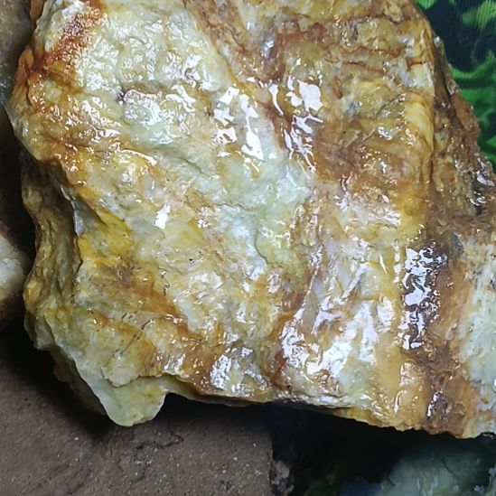 晴***里蛇纹石玉未镶嵌珠宝奇石