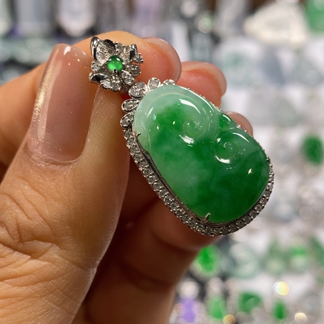 翡翠18K金镶嵌颈饰