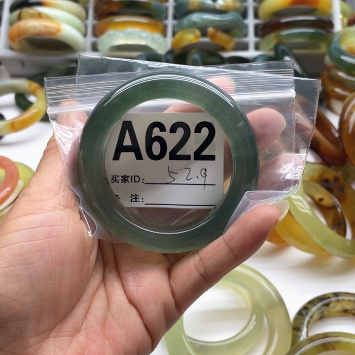 蛇纹石玉未镶嵌手镯不****少