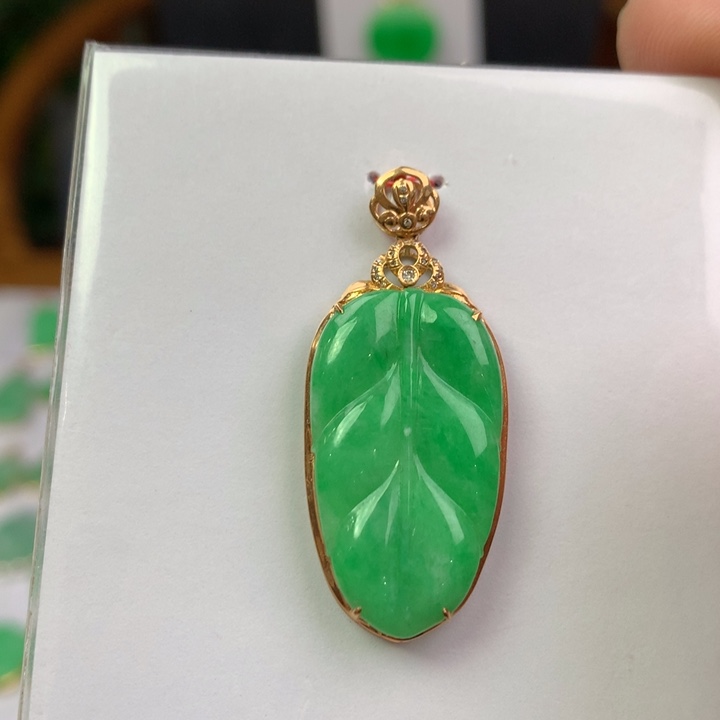 翡翠18K金镶嵌颈饰