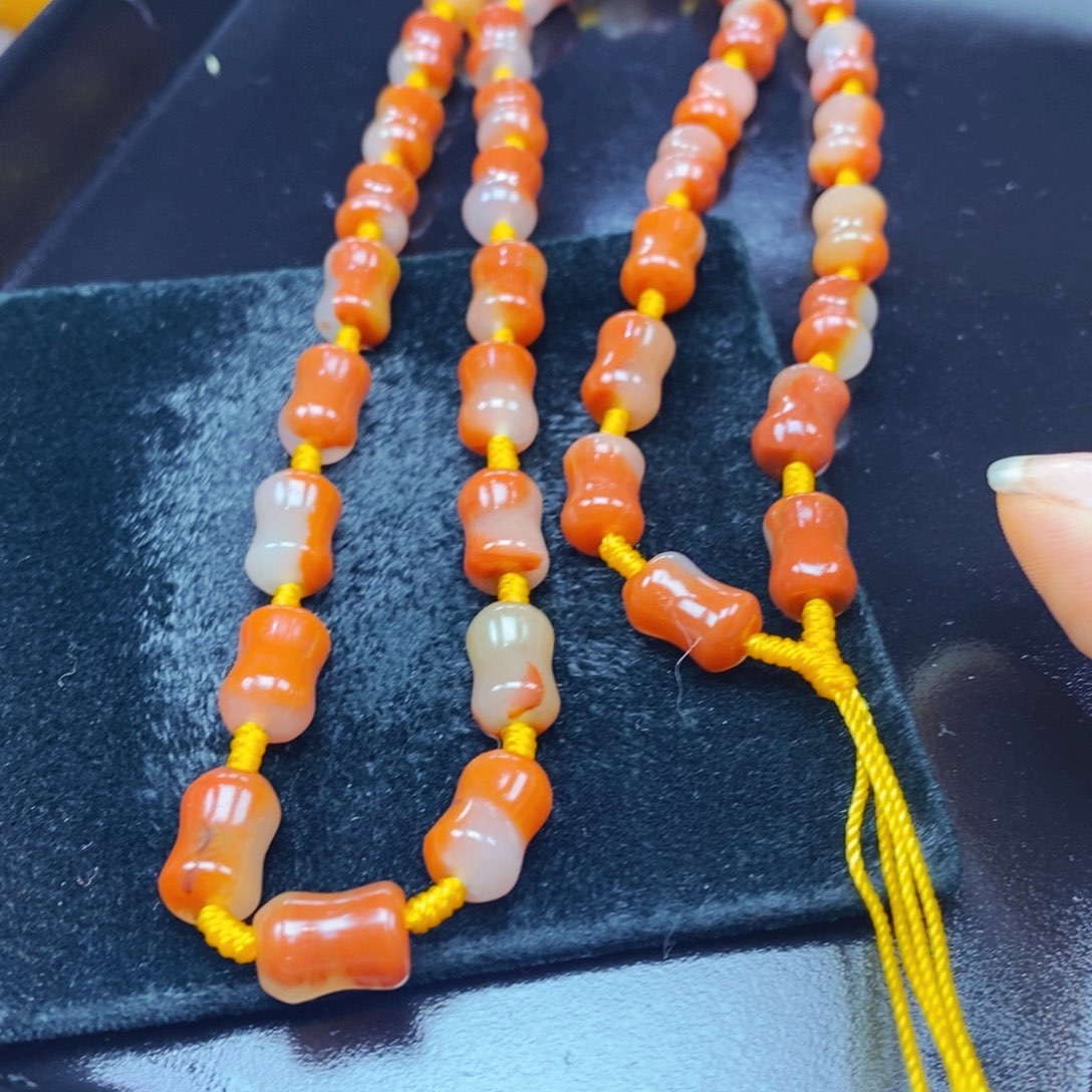 未镶嵌石英质玉（黄龙玉）颈饰