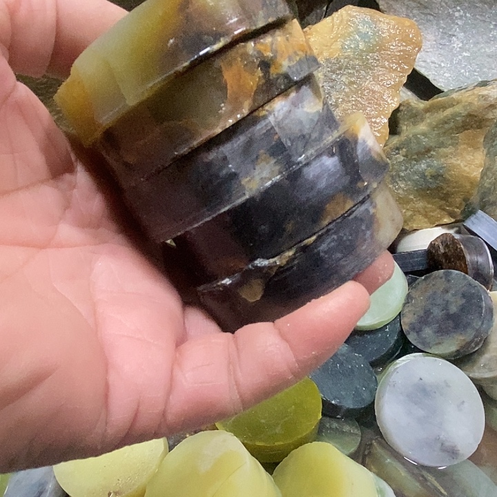 闻***语蛇纹石玉未镶嵌摆件