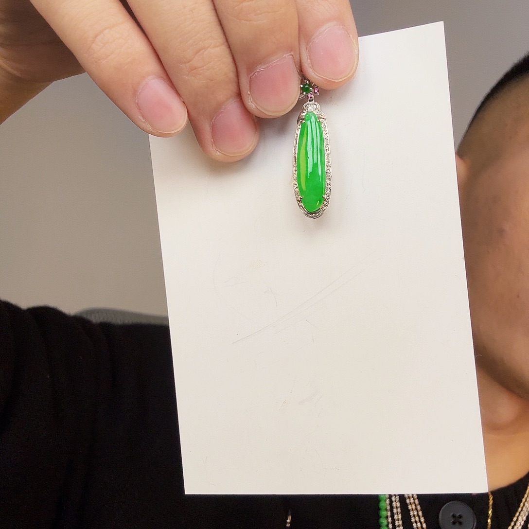 翡翠18K金镶嵌颈饰一件