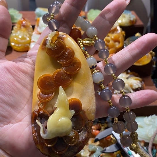 T***’蛇纹石玉未镶嵌颈饰