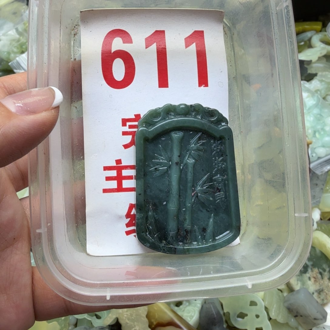 透闪石-蛇纹石玉吊坠未镶嵌