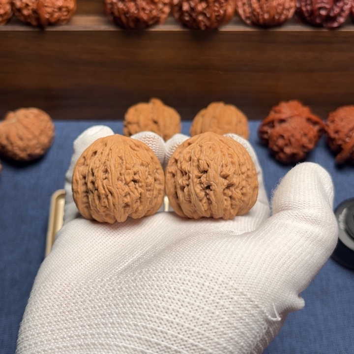 ****楼文玩核桃把件密纹