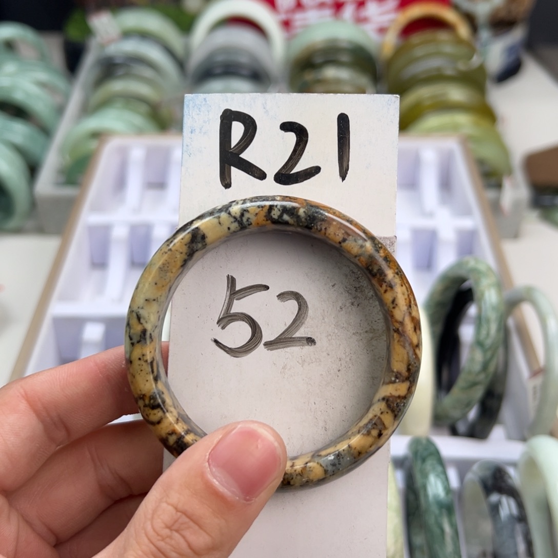 岫玉手镯未镶嵌天然岫玉微瑕，可以正常佩戴