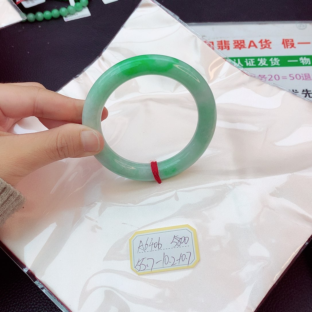 翡翠手镯未镶嵌翡翠