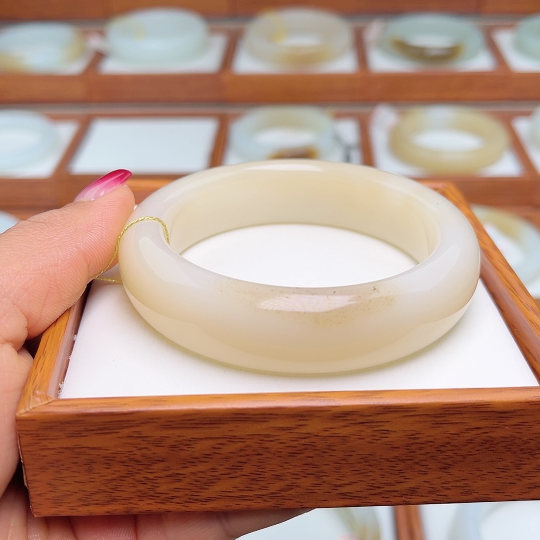 和田玉手镯未镶嵌57.5