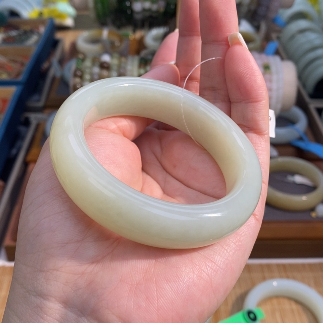 和田玉未镶嵌手镯