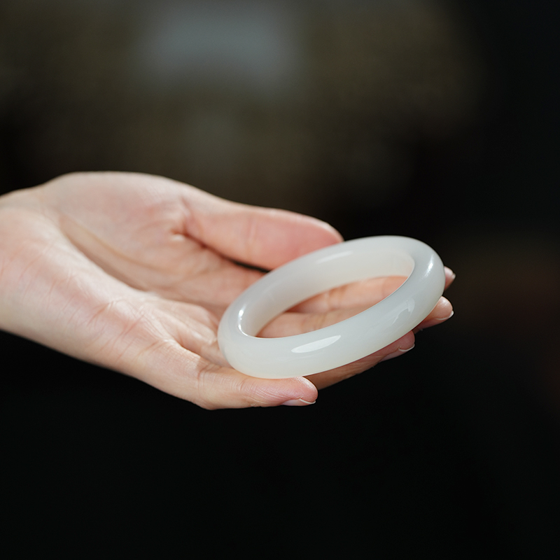 【鑫浩甄选】新疆和田玉特品胶猫级于阗老料手镯 多样性气质发一条 