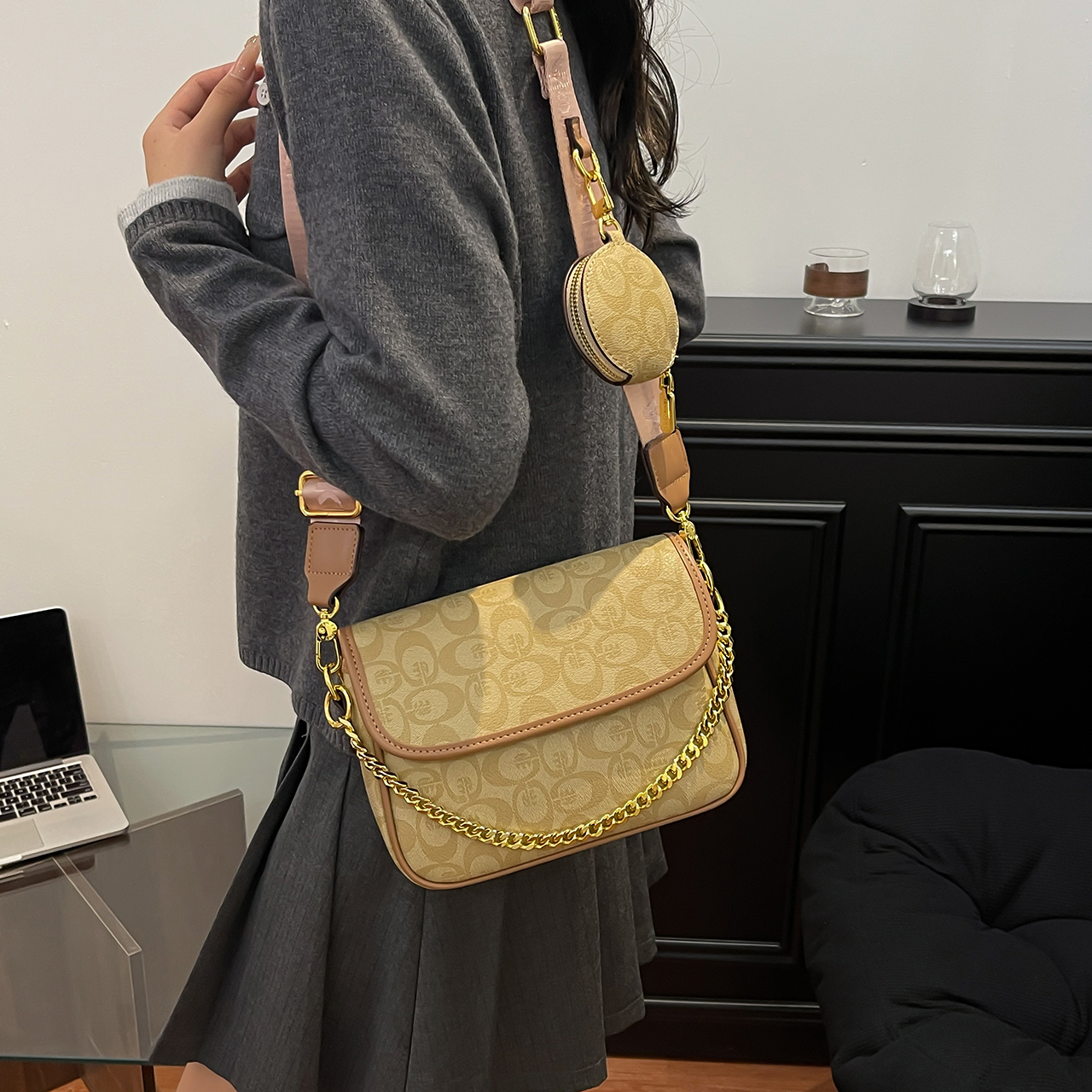 包包女2025新款撞色百搭链条小方包高级感时尚宽肩带单肩斜挎包潮