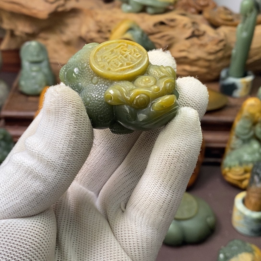 ****先未镶嵌岫岩河磨玉（透闪石质玉）挂件