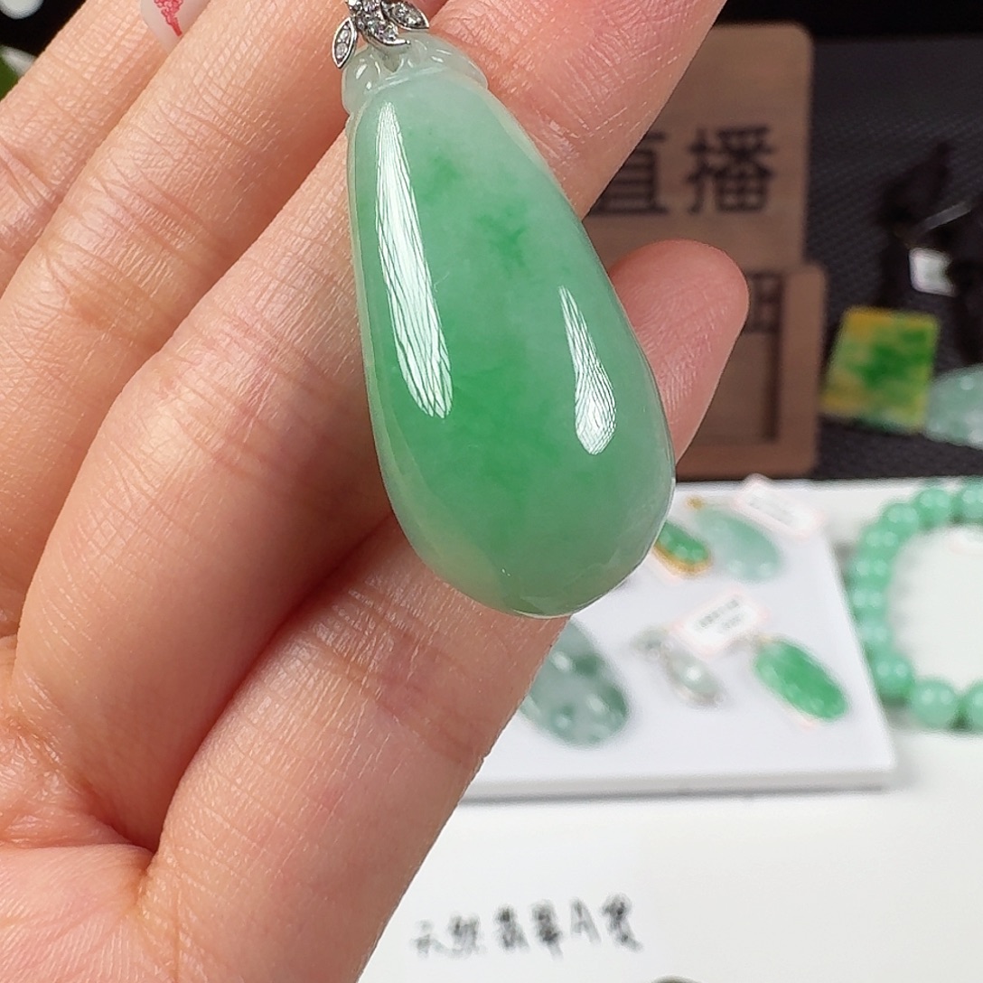 翡翠18K金镶嵌颈饰