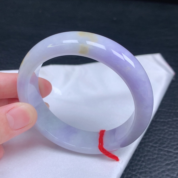 翡翠手镯未镶嵌。