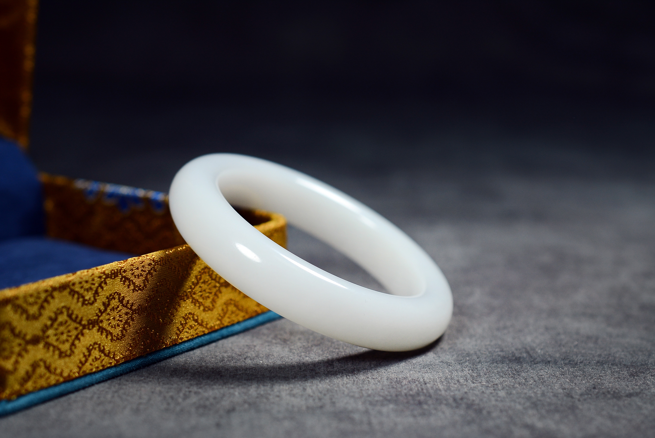 纯天然和田玉俄芭莎无人工干预高货羊脂白玉手镯油润细糯白