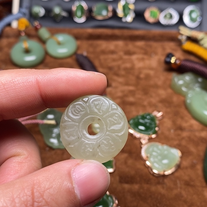 和田玉未镶嵌颈饰