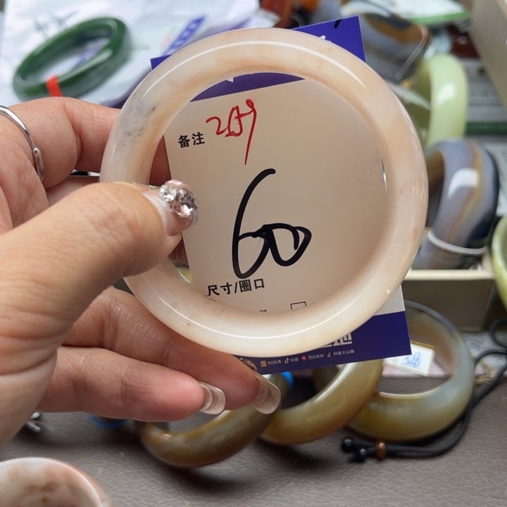 石英质玉手镯未镶嵌