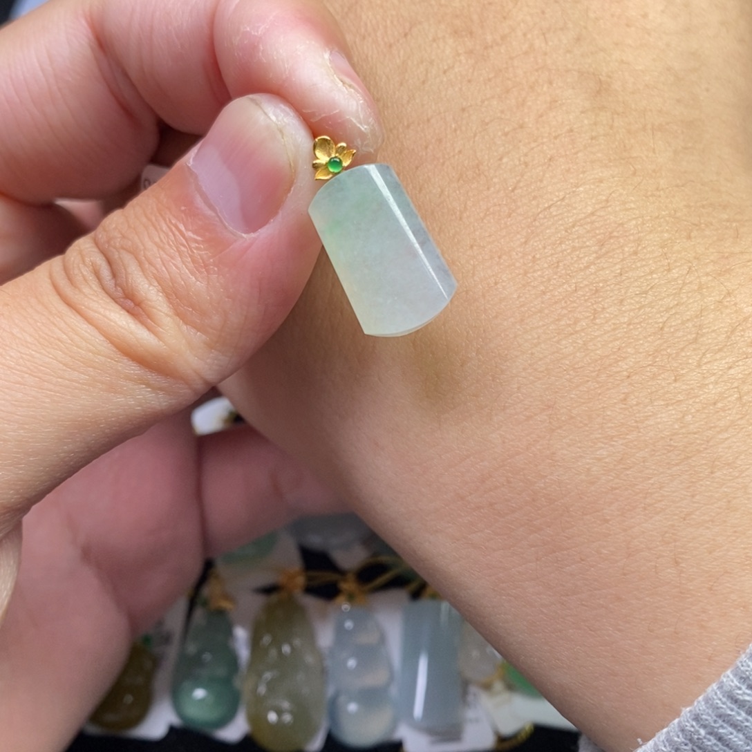 翡翠18K金镶嵌颈饰无事牌