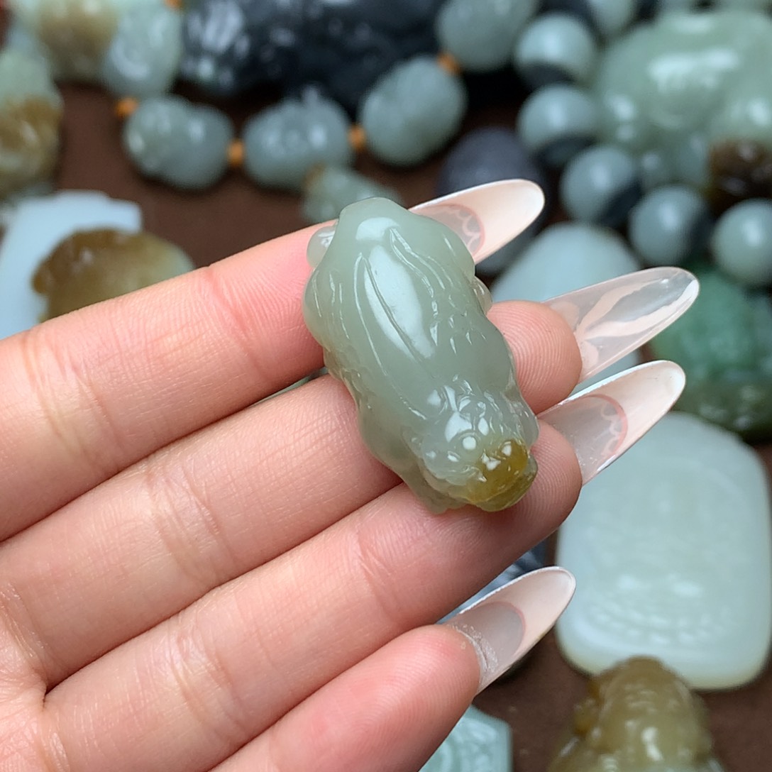 和田玉挂件未镶嵌桃*汁