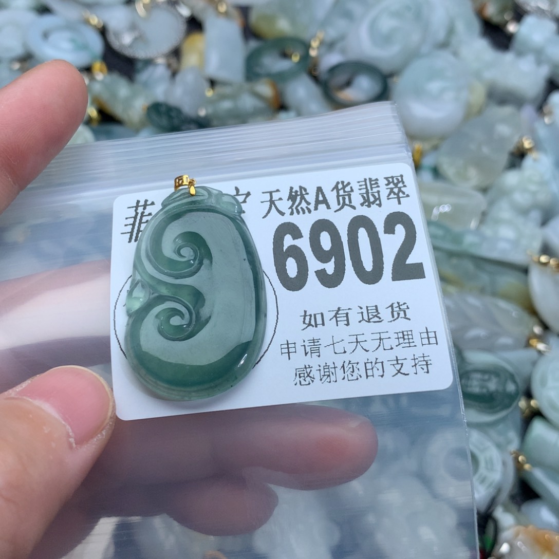 翡翠颈饰18K金镶嵌6902。
