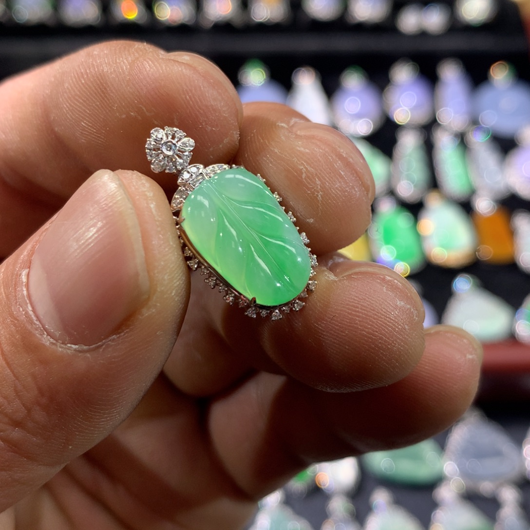 翡翠18K金镶嵌颈饰