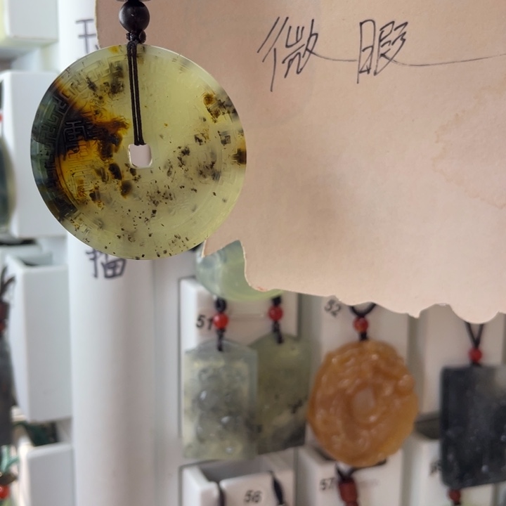 蛇纹石玉颈饰合金