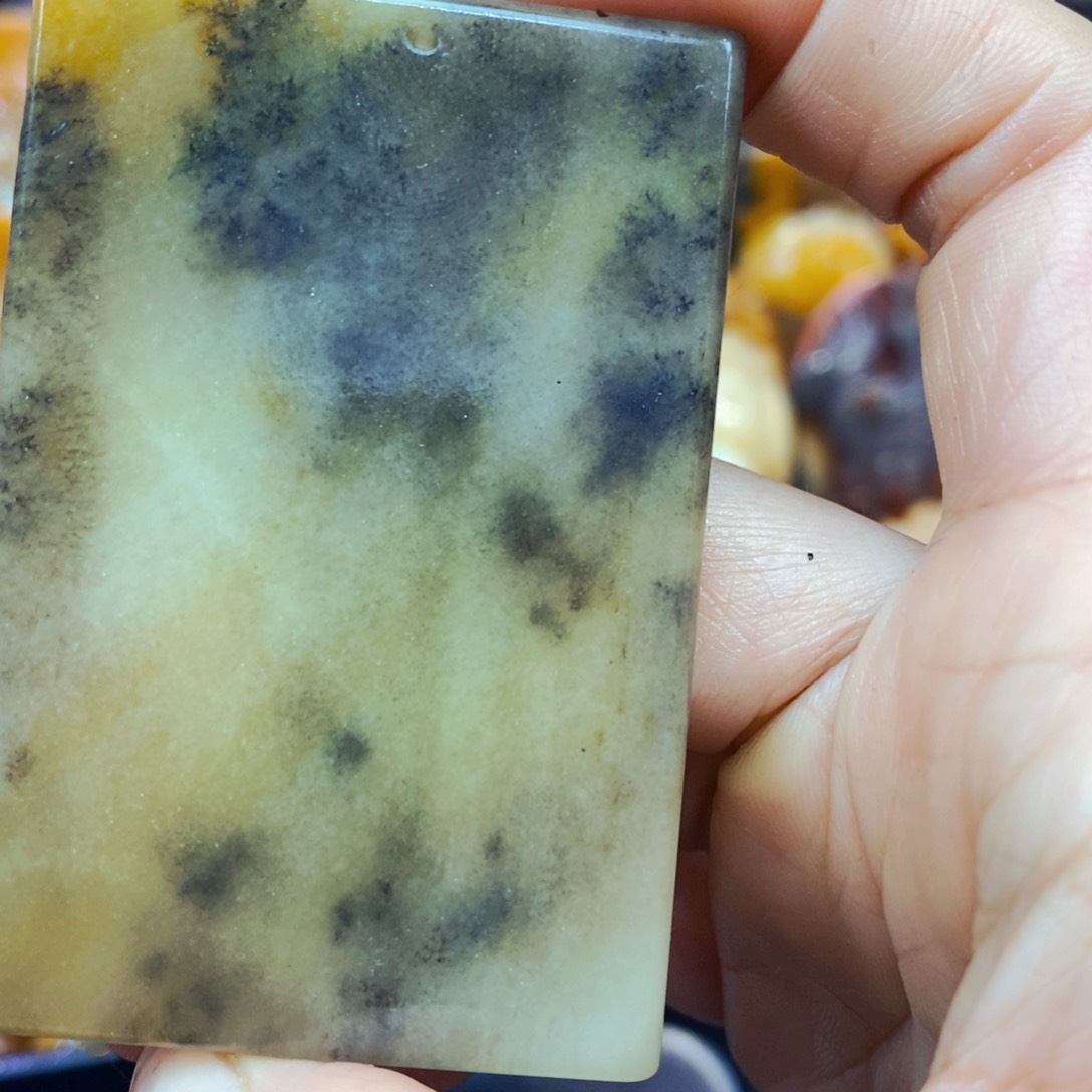 未镶嵌石英质玉（黄龙玉）颈饰