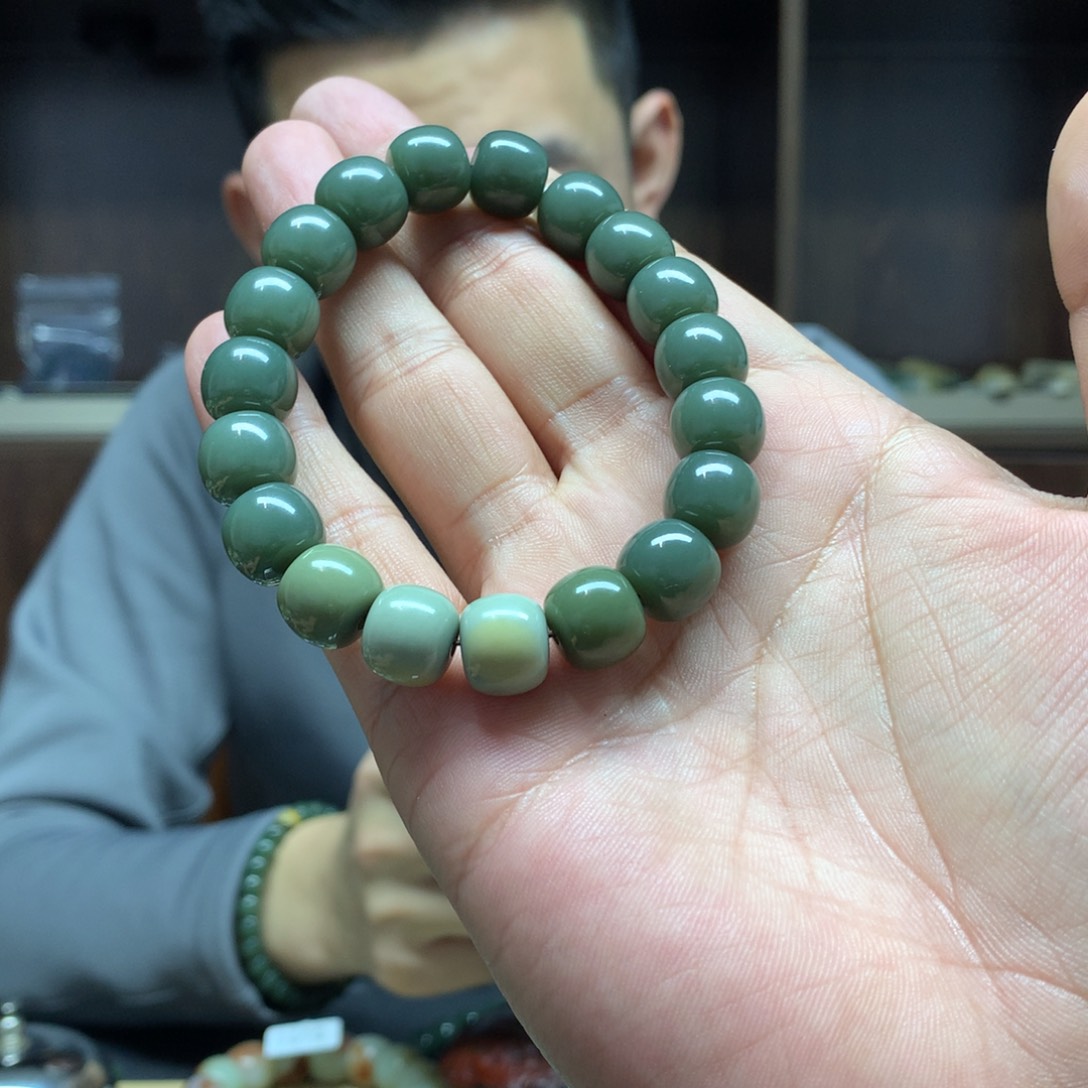 岫岩河磨玉（透闪石质玉）手链未镶嵌s****?