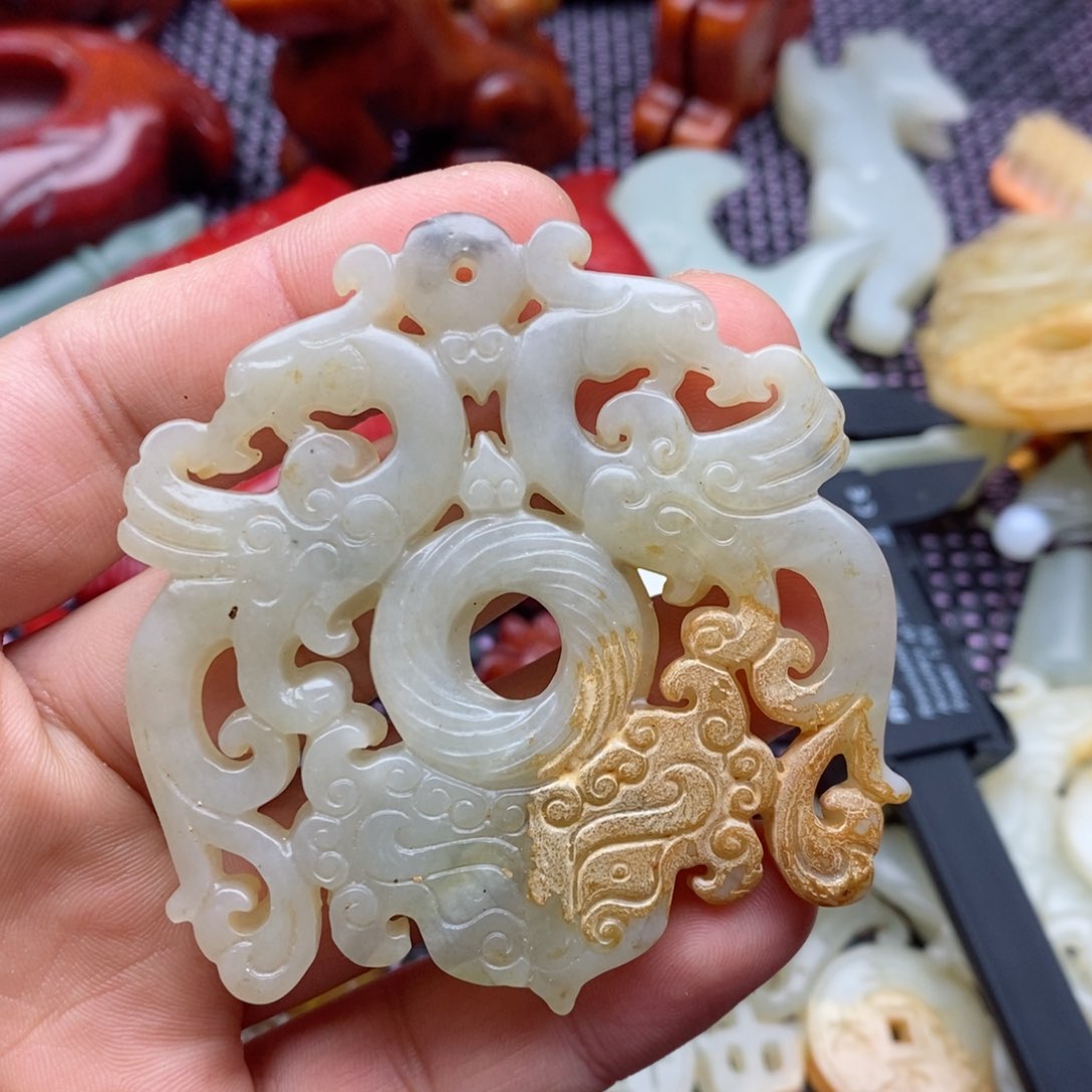 蛇纹石玉颈饰未镶嵌