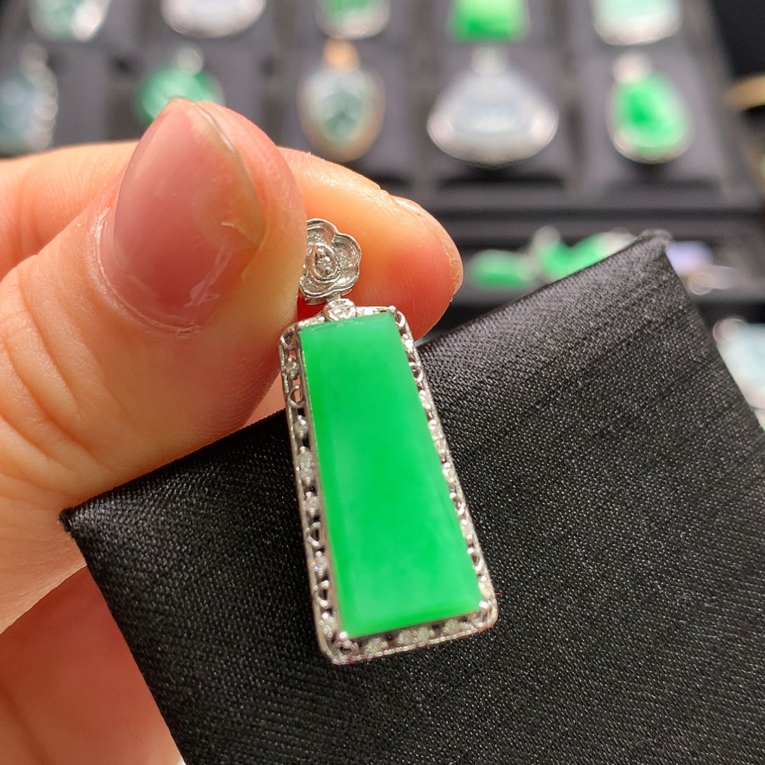 翡翠18K金镶嵌颈饰无事牌