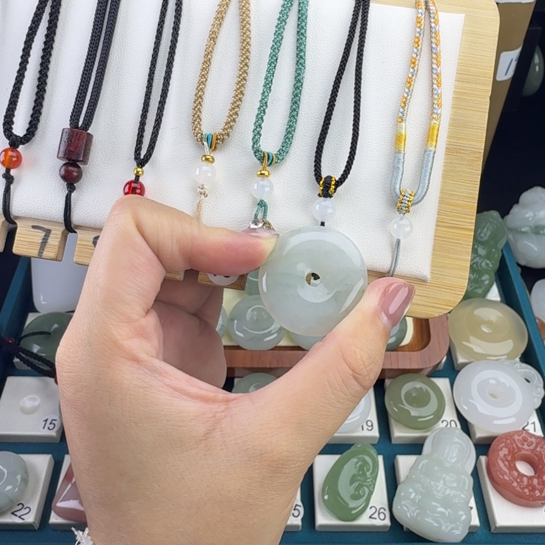 石英岩玉未镶嵌颈饰