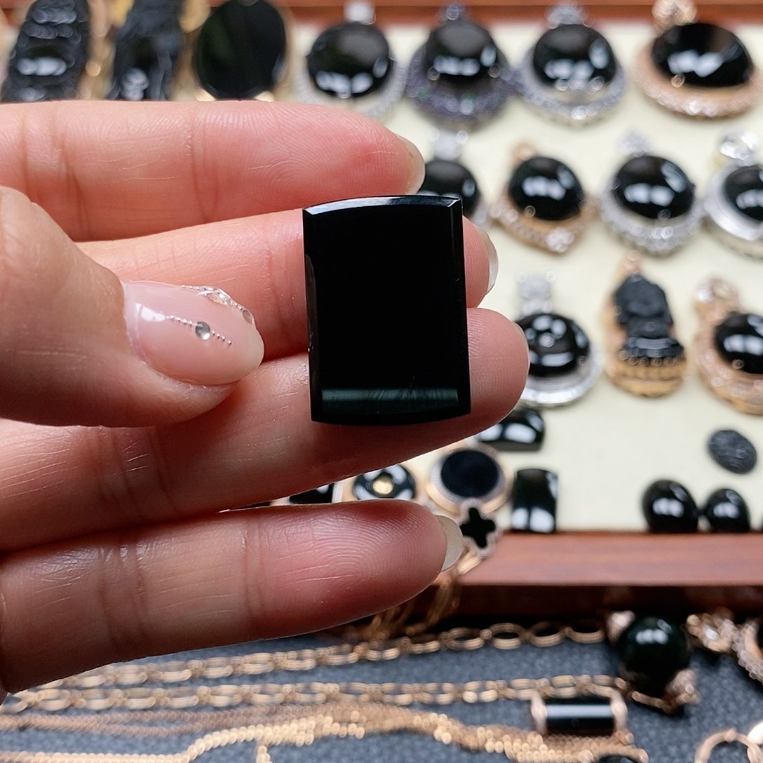 翡翠配石大**虫天然翡翠