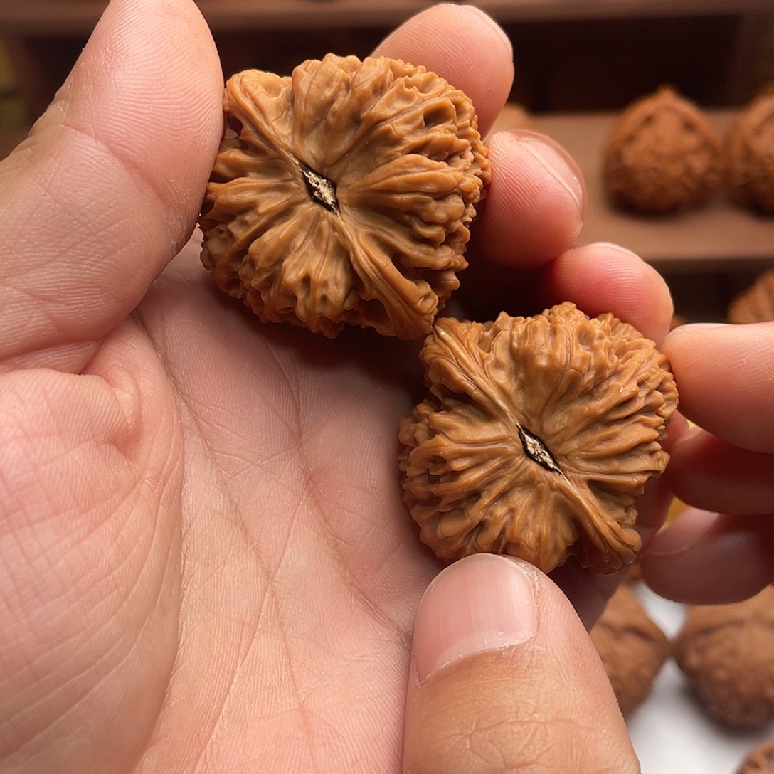 葬***城文玩核桃吊坠南疆石