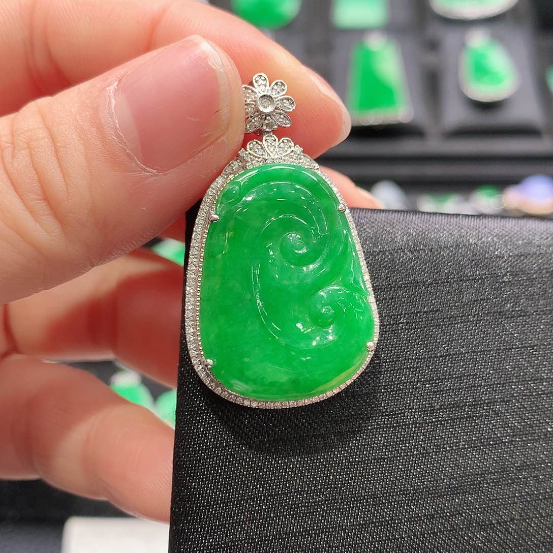 翡翠18K金镶嵌颈饰如意