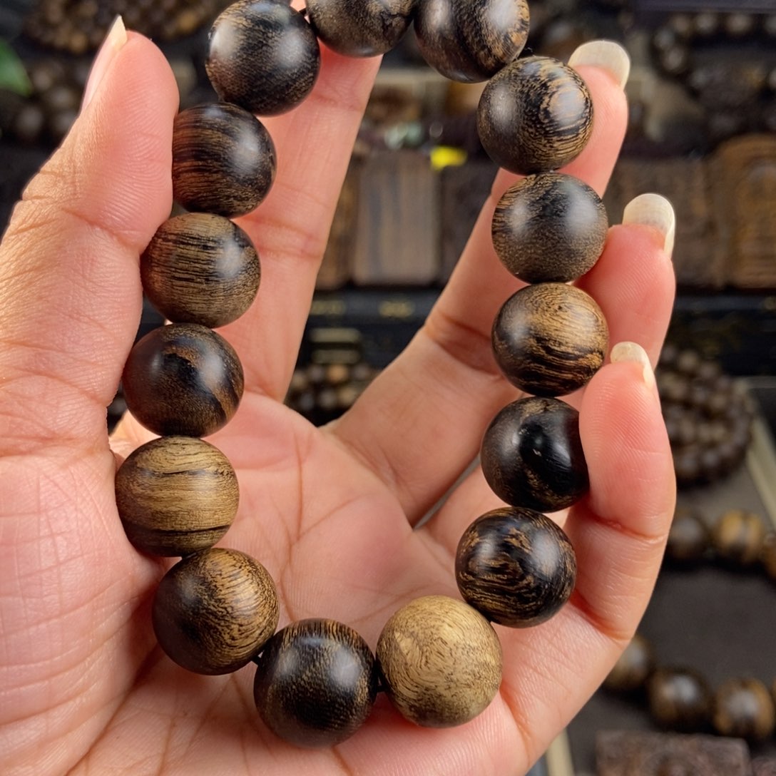 手串沉香有****?越南芽庄留疤虎斑白棋