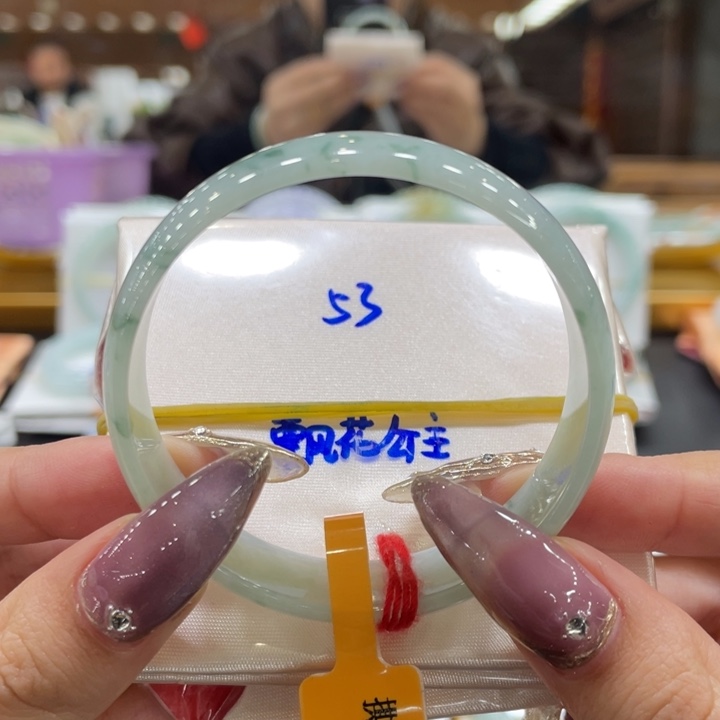 翡翠手镯未镶嵌翡翠