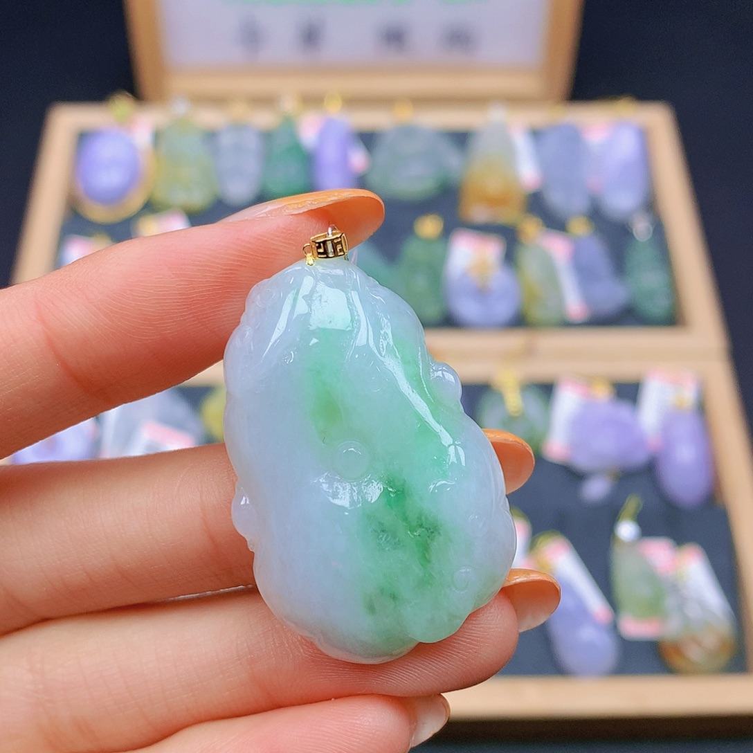 翡翠18K金镶嵌颈饰翡翠