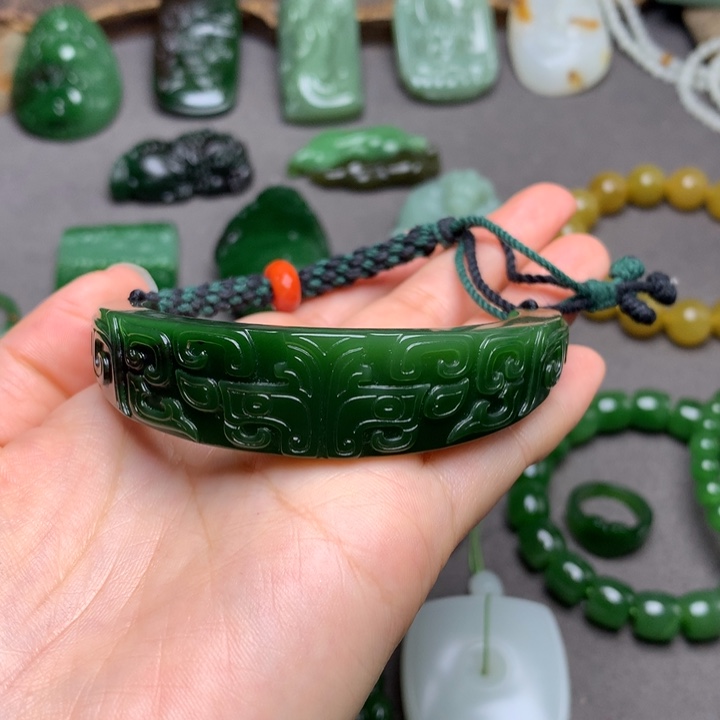 和田玉未镶嵌颈饰半镯