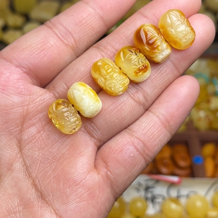 蜜蜡未镶嵌珠宝奇石天然蜜蜡俏色小貔貅随机发一个