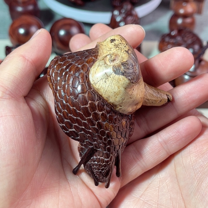 黄花梨/降香黄檀把件蜗牛