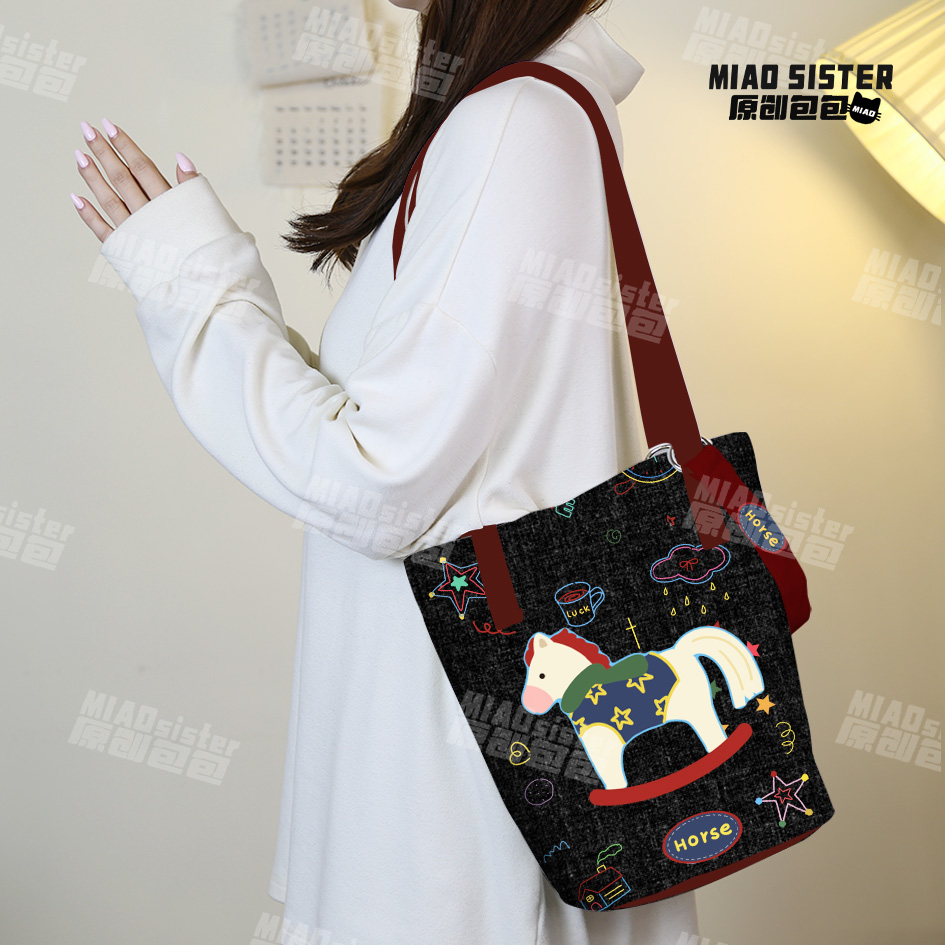 星空小木马手绘涂鸦百搭休闲单肩包印花水桶包大容量通勤帆布包新