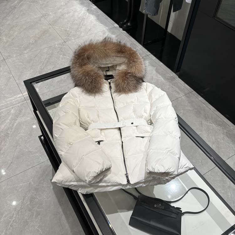 25年秋冬新款 时尚收腰斜拉链拼接棕色蓝狐毛毛领连帽羽绒服-8835