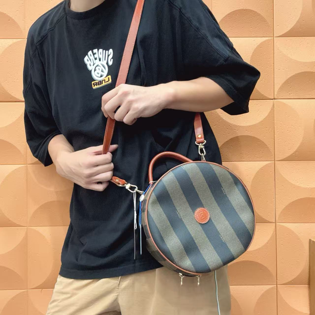 95新 FENDI/芬迪 【胖】03 0433 竖条纹圆饼单肩斜挎包